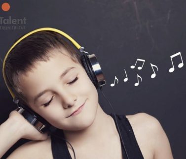 tẩy trang Chacott Tẩy trang chuyên dụng chacott là nước tẩy trang giúp loại bỏ những bụi bẩn và lớp trang điểm dày cộm một cách dễ dàng. Nhờ Chacott sở hữu các phân tử nước RO, giúp những vùng dưới sâu bề mặt da có thể len sâu và làm sạch cẩn thận. Sản phẩm được khá nhiều người tiêu dùng yêu thích lựa chọn. Bởi Chacott cực kì dịu nhẹ, phù hợp hết với mọi loại da, kể cả là da nhạy cảm và da mụn. Công dụng của tẩy trang Chacott - Nhờ các thành phần không gây kích ứng cho da. Có thể sử dụng chacott như sản phẩm tonner cân bằng độ ẩm hoàn toàn không cần phải rửa lại với nước hay sữa rửa mặt. - Dọn dẹp các bụi bẩn từ môi trường bên ngoài như một loại sửa rửa mặt đặc trưng. -Lớp trang điểm dày dặn sẽ được loại bỏ cẩn thận. - Làm sạch và se khít từng lỗ chân lông nhờ các phân tử nước RO. Không gây kích ứng và đảm bảo an toàn cho da mụn. - Dịu nhẹ và cấp ẩm cho làn da một cách tối ưu. - Có thể sử dụng để tẩy trang cả mi và mắt.