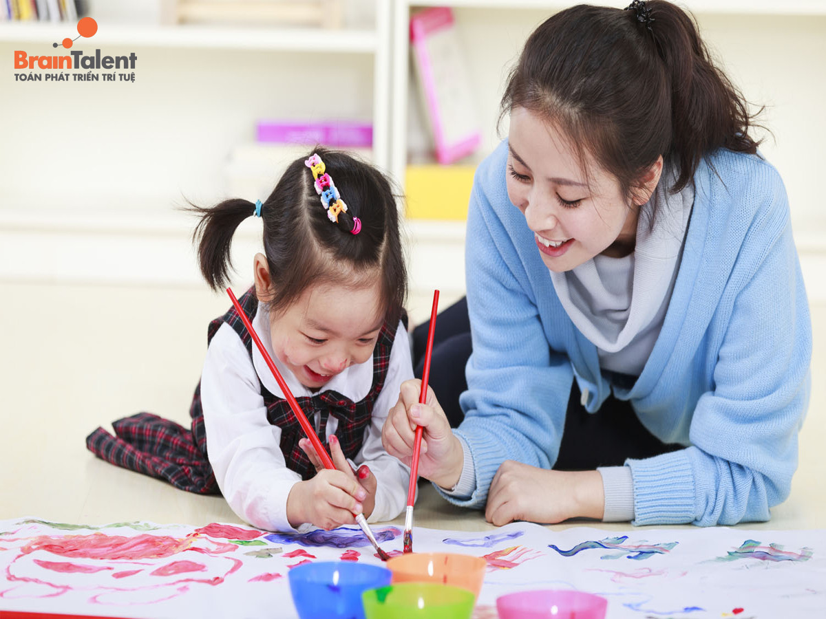 Phương pháp này đặc trưng bởi việc cung cấp cho trẻ em các vật dụng học tập phù hợp với độ tuổi và năng lực của họ