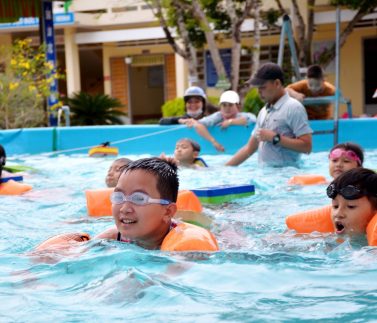 Đâu là môn thể thao cho bé tốt nhất trong mùa hè này?