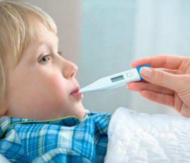 Trẻ Bị Sốt Nên Làm Gì Để Giảm Sốt?