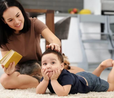 kỹ năng tư duy logic là một yếu tố quan trọng trong sự phát triển toàn diện của trẻ. Khi trẻ được giảng dạy tiết dạy kỹ năng sống từ 3 tuổi, họ có thể bắt đầu rèn luyện và phát triển các kỹ năng tư duy logic cơ bản. Dưới đây là một số cách giúp trẻ 3 tuổi rèn luyện kỹ năng tư duy logic: Phân loại và nhận biết: Trẻ có thể học cách phân loại các đối tượng hoặc hình ảnh dựa trên các đặc điểm chung. Ví dụ, bạn có thể yêu cầu trẻ phân loại các đồ chơi theo màu sắc, hình dạng hoặc chức năng. Điều này giúp trẻ phát triển khả năng phân loại và nhận biết sự tương đồng và khác biệt giữa các đối tượng. So sánh và so khớp: Trẻ có thể được khuyến khích so sánh và so khớp các đặc điểm của các đối tượng. Ví dụ, bạn có thể yêu cầu trẻ so sánh kích thước của các đồ chơi, số lượng các vật thể trong một nhóm hoặc tìm những hình ảnh giống nhau trong một tập hình. Qua việc làm này, trẻ sẽ rèn luyện khả năng so sánh, so khớp và nhận ra các mẫu giống nhau hoặc khác nhau. Giải quyết vấn đề: Trẻ có thể được đặt vào các tình huống giải quyết vấn đề đơn giản. Ví dụ, bạn có thể đưa ra một vấn đề như "Làm sao để xếp các khối lắp ghép thành một tòa nhà?" và khuyến khích trẻ tìm ra cách giải quyết bằng cách sử dụng tư duy logic và thử nghiệm. Điều này giúp trẻ hình thành khả năng tư duy logic, suy luận và giải quyết vấn đề. Sử dụng trò chơi và câu đố: Trò chơi câu đố, như xếp hình, ghép hình hoặc trò chơi tìm điểm khác biệt, cũng có thể giúp trẻ phát triển kỹ năng tư duy logic. Những hoạt động này thách thức trẻ tìm ra cách giải quyết vấn đề, tưởng tượng và suy luận. Tóm lại, giảng dạy tiết dạy kỹ năng sống cho trẻ từ 3 tuổi là một cách hiệu quả để rèn luyện kỹ năng tư duy logic của trẻ. Bằng cách thúc đẩy phân loại, so sánh, giải quyết vấn đề và sử dụng trò chơi logic, trẻ sẽ phát triển khả năng tư duy, phân loại, so sánh và giải quyết vấn đề một cách toàn diện.