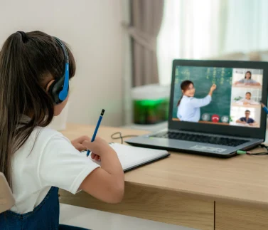 Cho Con Học Thêm Online: Nên Hay Không?