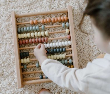 3-Cach-Su-Dung-Ban-Tinh-Go-Cho-Tre-Khi-Hoc-Toan-Abacus