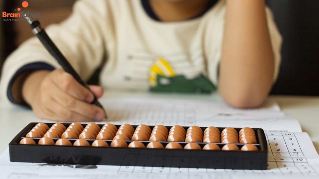 Có nên cho bé học toán Soroban không? Lợi ích của việc học toán Soroban