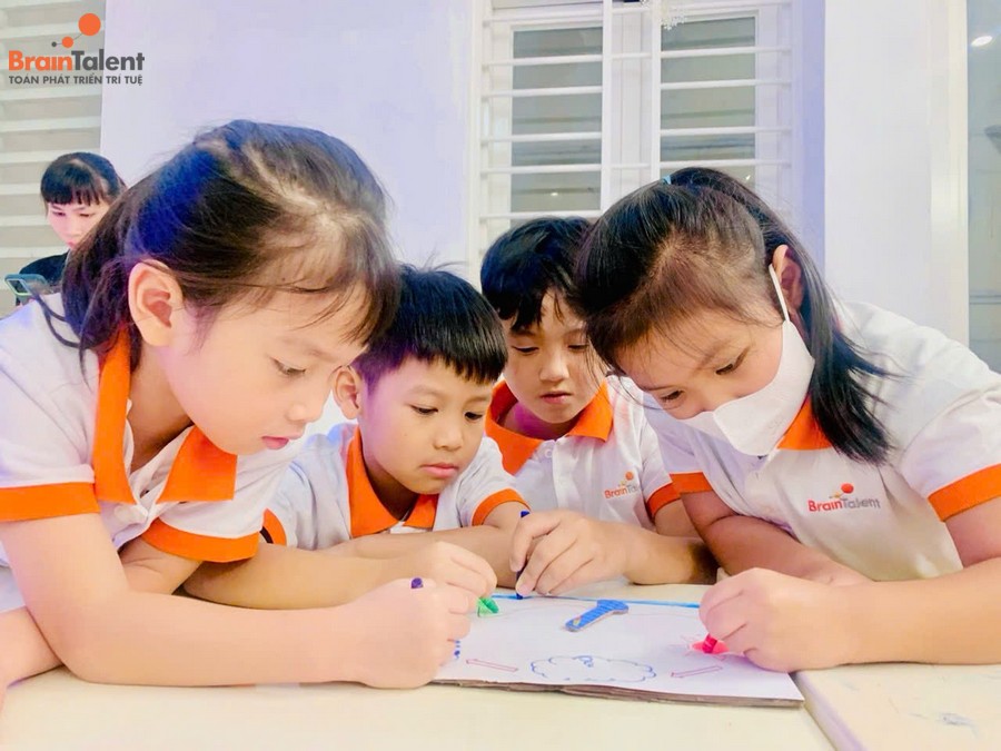 Để học dễ thuộc và nhớ lâu, bạn nên kết hợp nhiều giác quan trong quá trình học