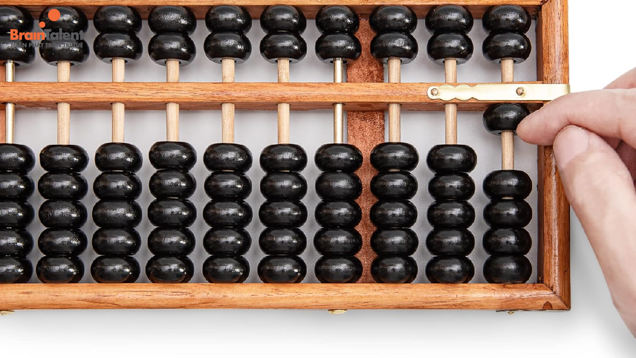 Việc quan sát, tính toán nhanh trên Soroban rèn luyện sự tập trung và phản xạ nhạy bén