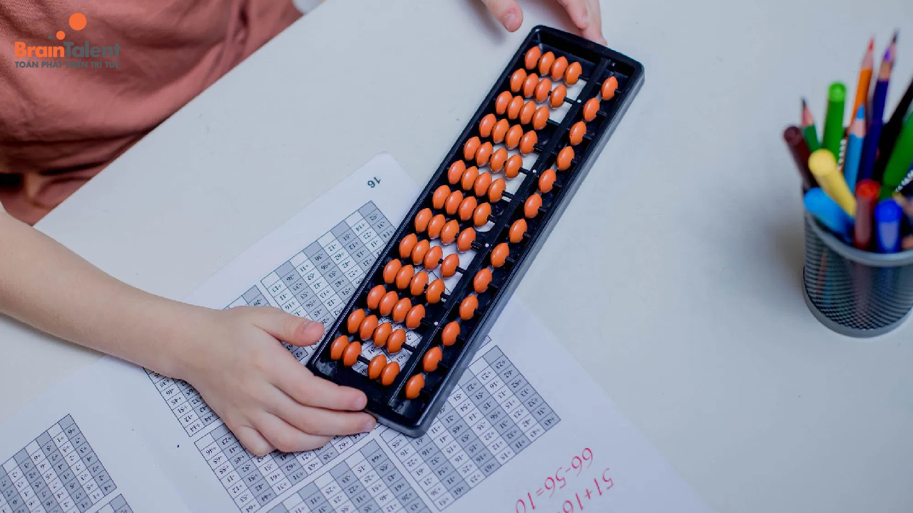 Bé từ 5-7 tuổi là giai đoạn vàng để bắt đầu dạy tính nhẩm Soroban.