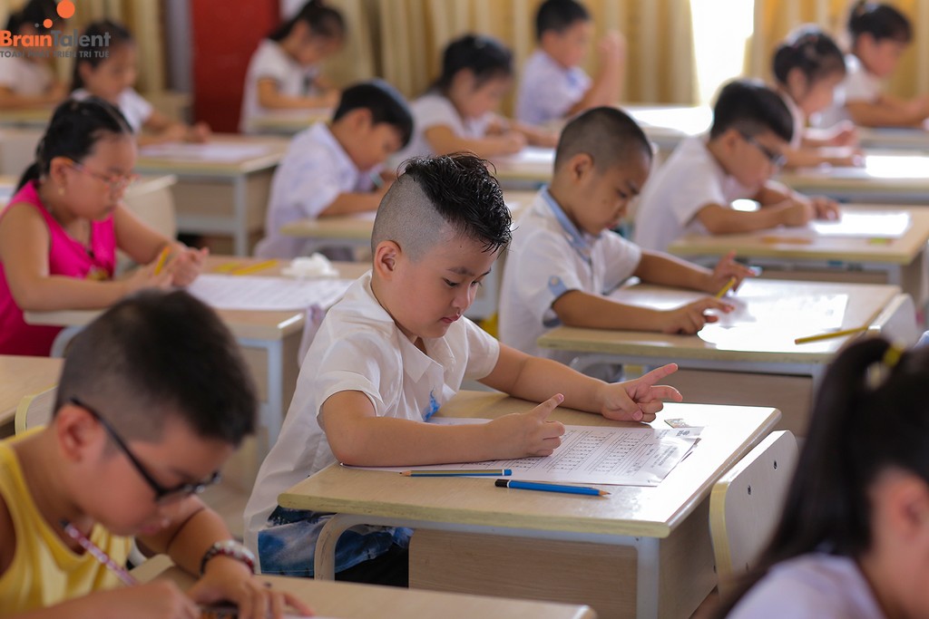 Trẻ sẽ bắt đầu từ cách đặt số, cộng trừ cơ bản, sau đó chuyển sang ảo tính