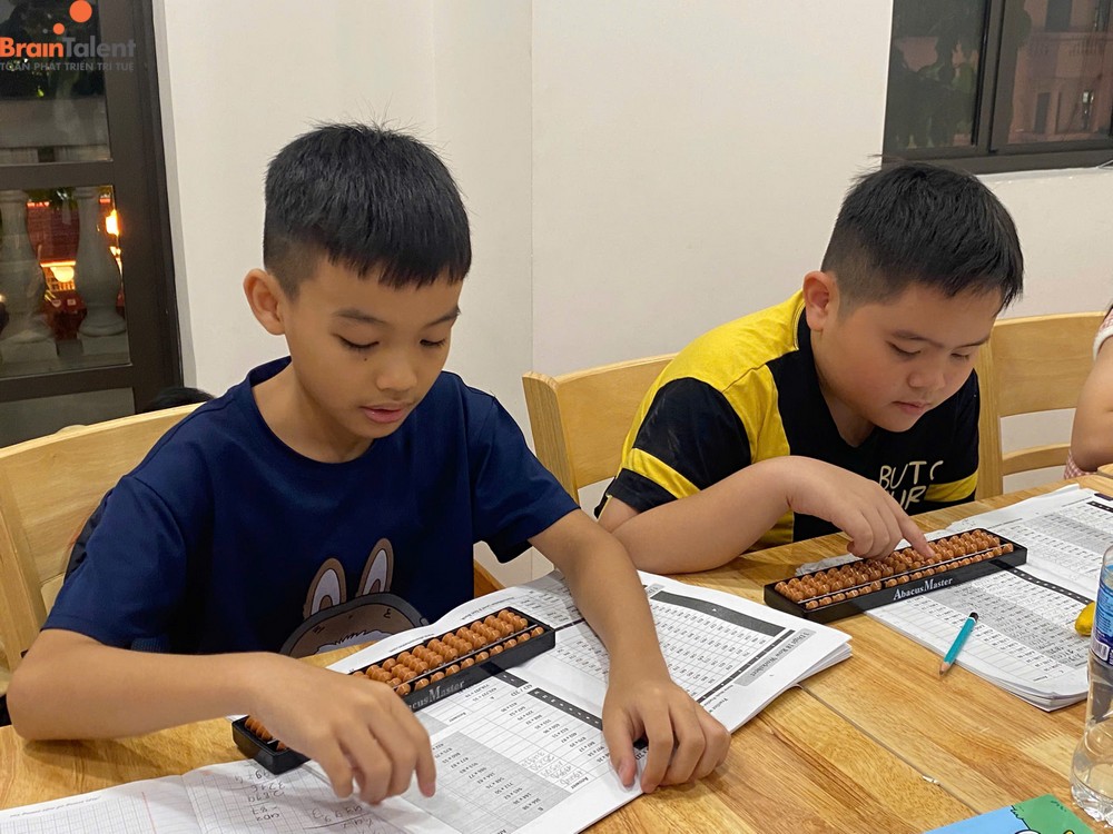 Phụ huynh cần lưu ý gì khi chọn khóa học hè trọn gói cho con?