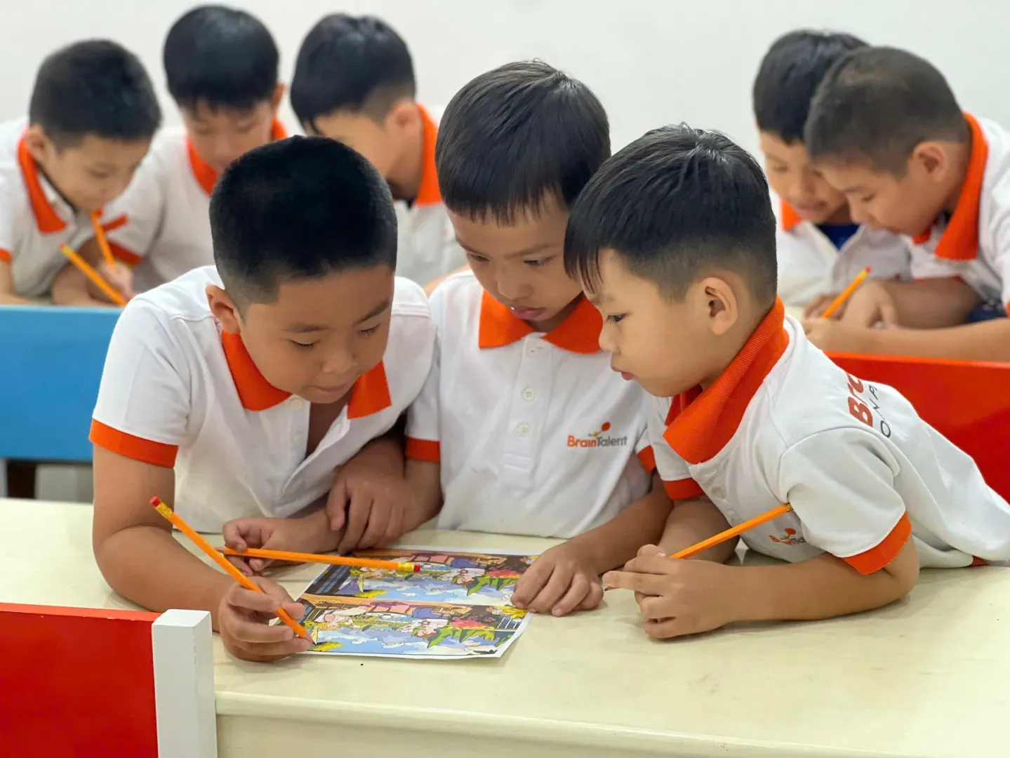 So sánh học toán UCMAS và Soroban
